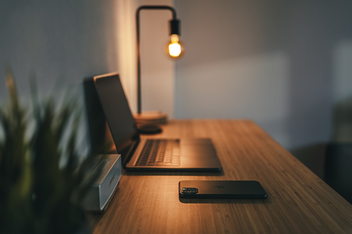 A clean desk powered by one IFONIA cable