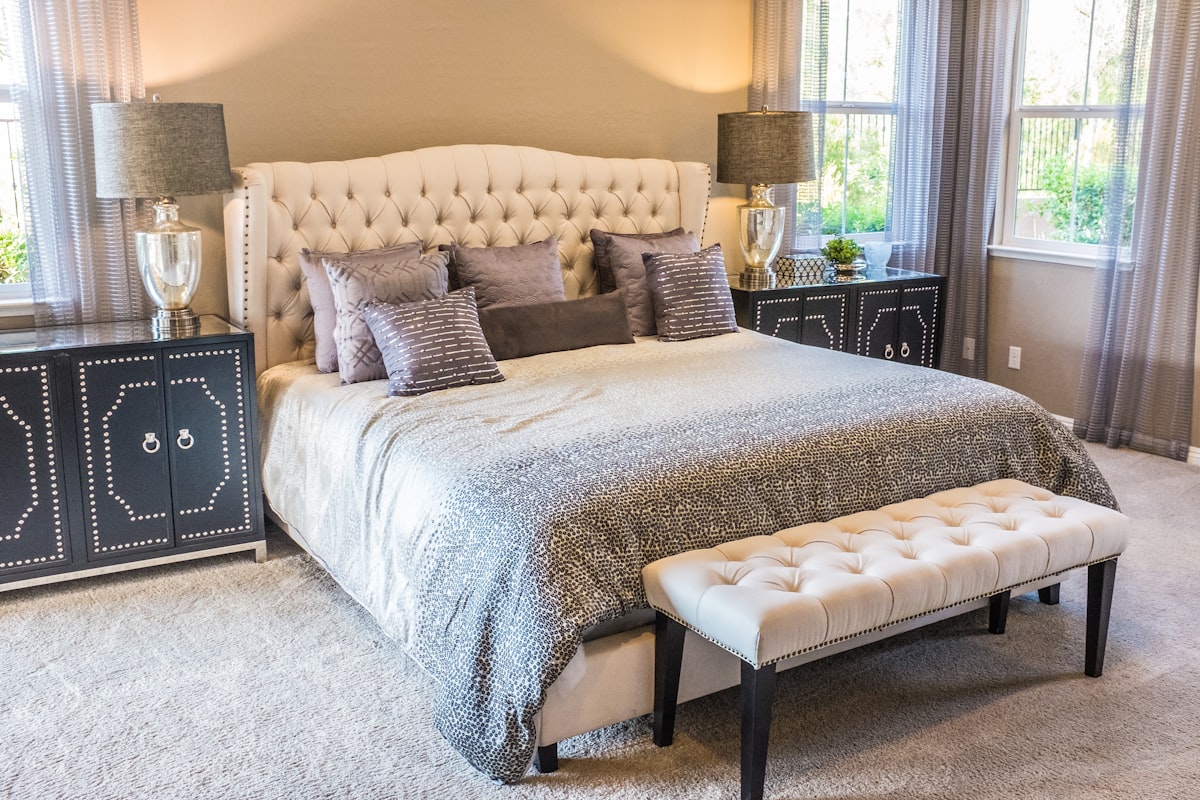 IFONIA station placed on a nightstand